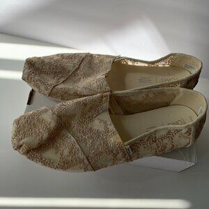 TOMS FLAT SHOE IVORY WITH GOLD LUREX SIZE 10 WOMENS